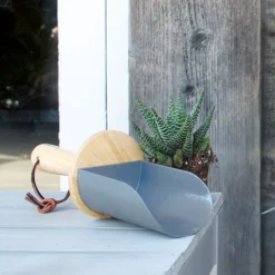 Burgon & Ball Steel Soil Scoop 5 Burgon & Ball Steel Soil Scoop -Plant Garden World burgon ball steel soil scoop5019360014867 01i bq