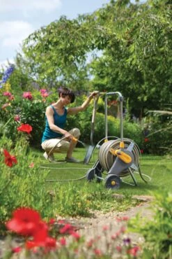 Hozelock Metal Hose Pipe Cart (L)40m -Plant Garden World hozelock metal hose pipe cart l 40m5010646058711 02bq