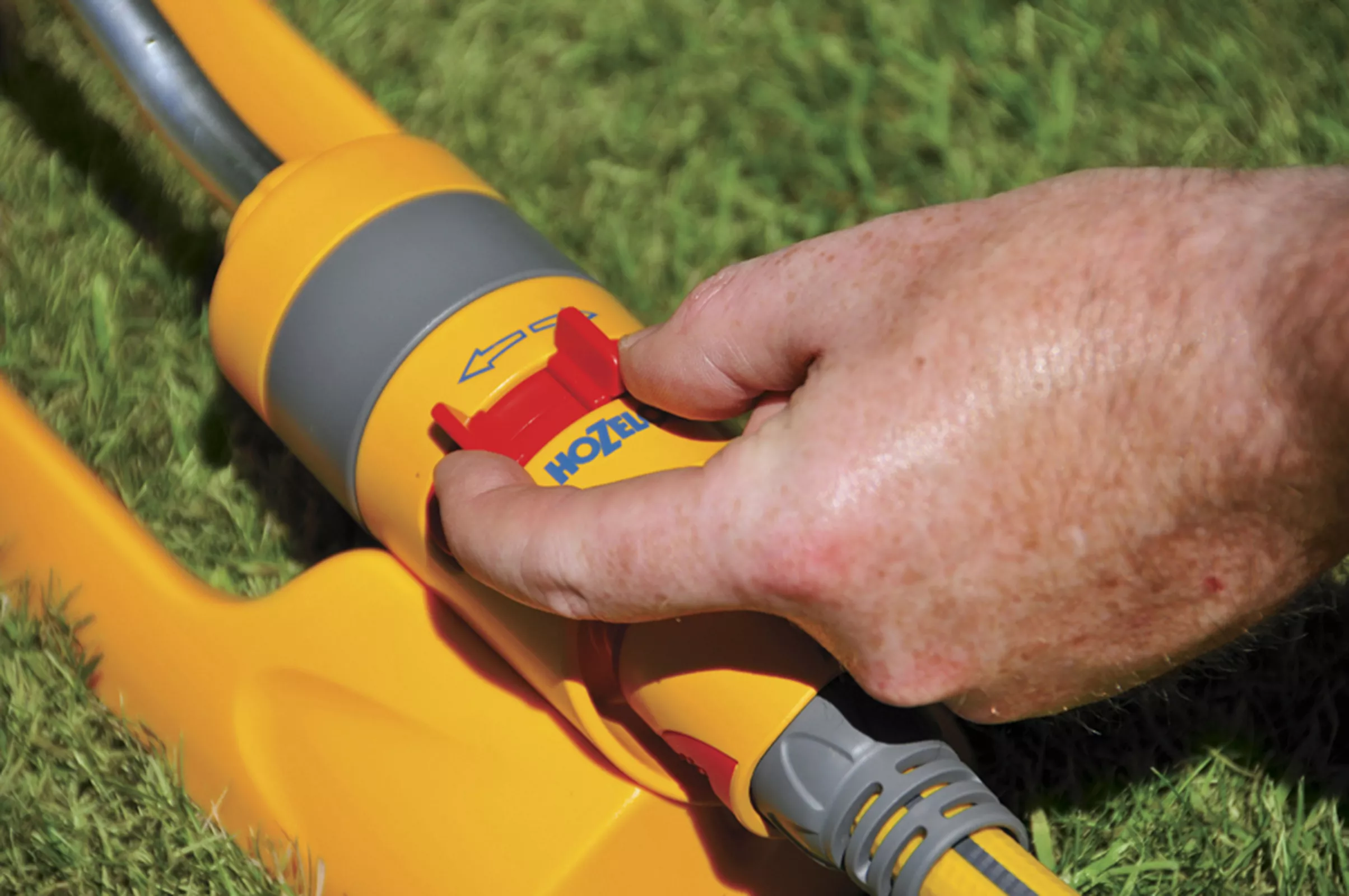 Hozelock Plus Swinging Sprinkler 9 Hozelock Plus Swinging Sprinkler - Image 9