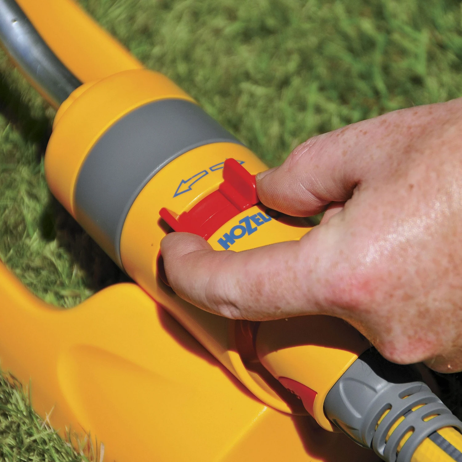 Hozelock Plus Swinging Sprinkler 4 Hozelock Plus Swinging Sprinkler - Image 4