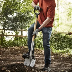 Magnusson Wooden Pointed Digging Spade 9 Magnusson Wooden Pointed Digging Spade -Plant Garden World magnusson wooden pointed digging spade5059340086675 01i